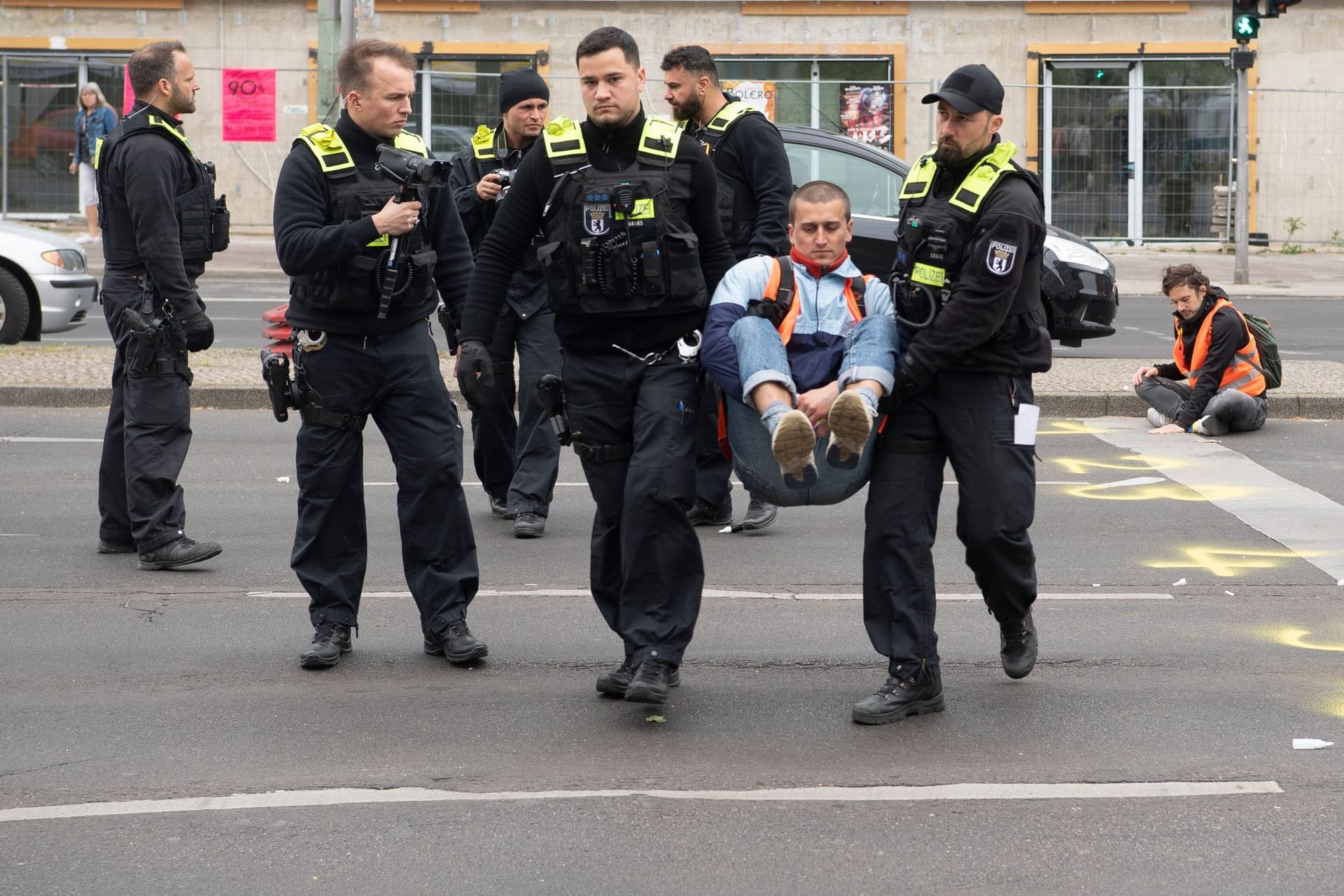 Polizeikräfte tragen einen Aktivisten von der Straße: Auf der A100 staut es sich am Freitagmorgen.