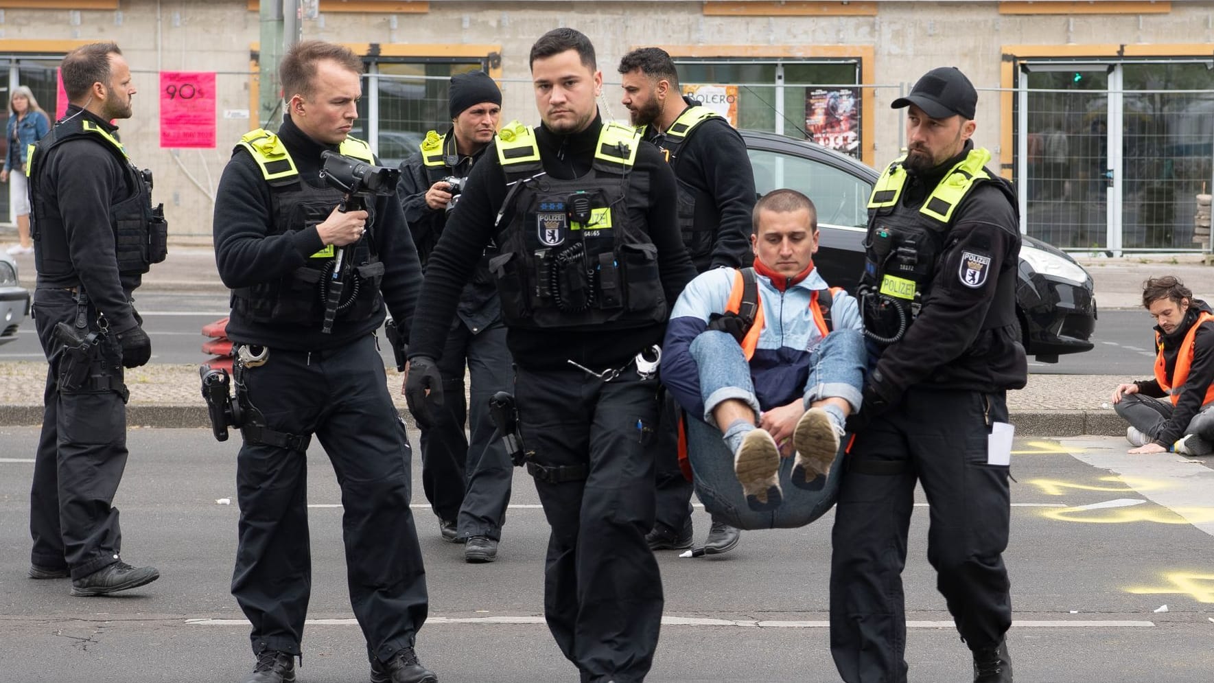 Polizeikräfte tragen einen Aktivisten von der Straße: Auf der A100 staut es sich am Freitagmorgen.