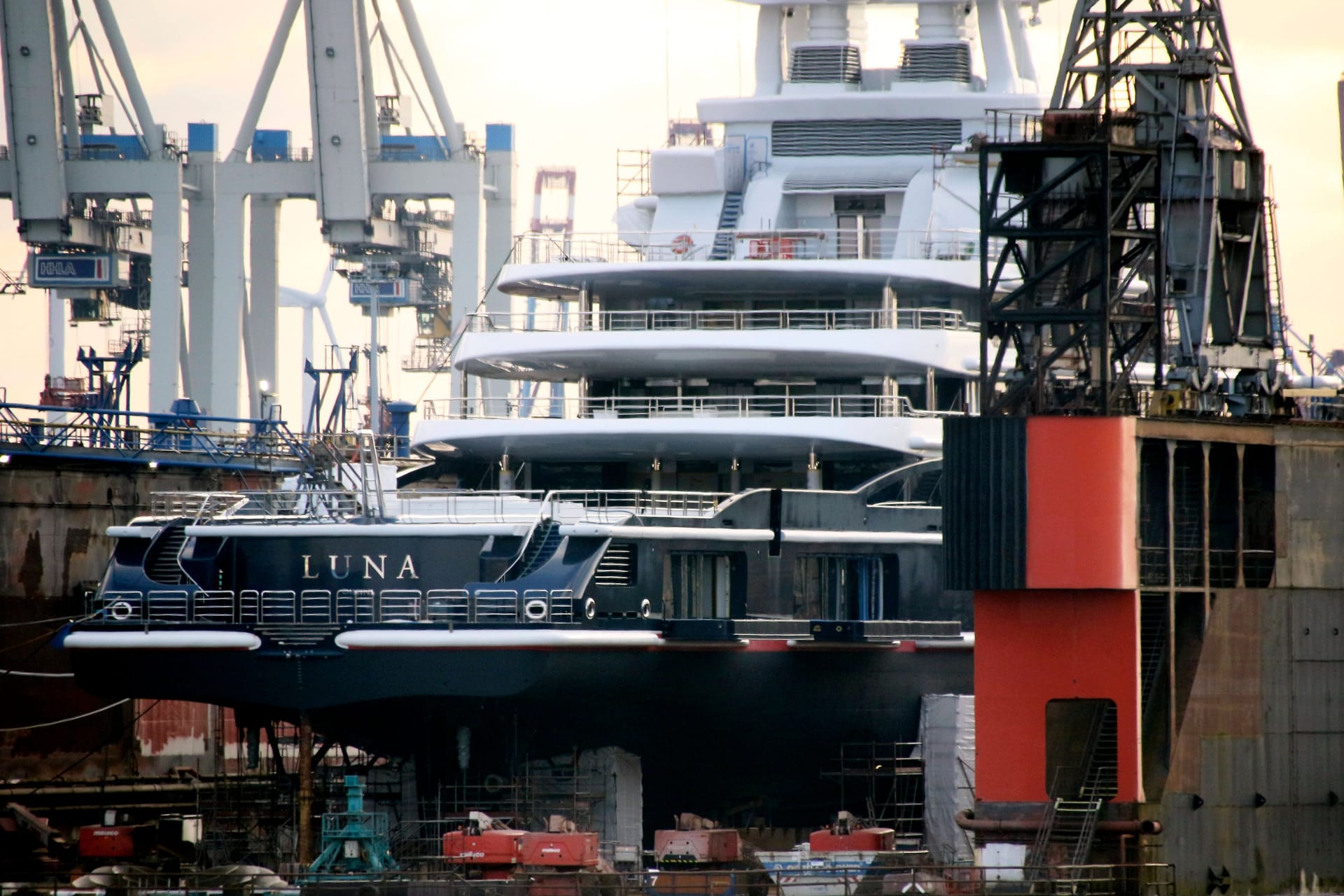 Die Luxusjacht Luna im Hamburger Hafen bei Blohm und Voss (Archivfoto): Die Jacht soll nun verkauft werden.