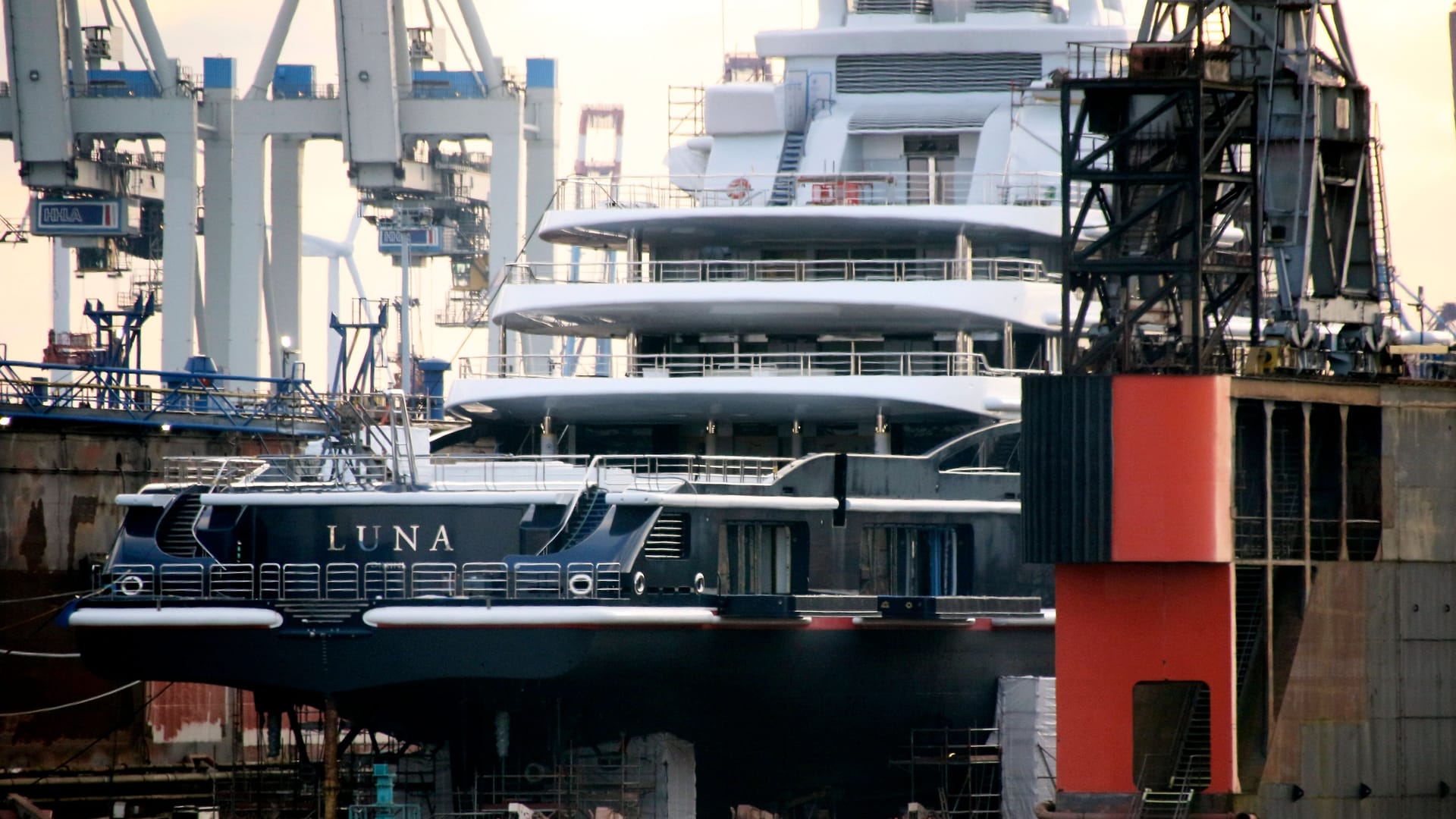 Die Luxusjacht Luna im Hamburger Hafen bei Blohm und Voss (Archivfoto): Die Jacht soll nun verkauft werden. Die Luxusjacht Luna im Hamburger Hafen bei Blohm und Voss (Archivfoto): Die Jacht soll nun verkauft werden.