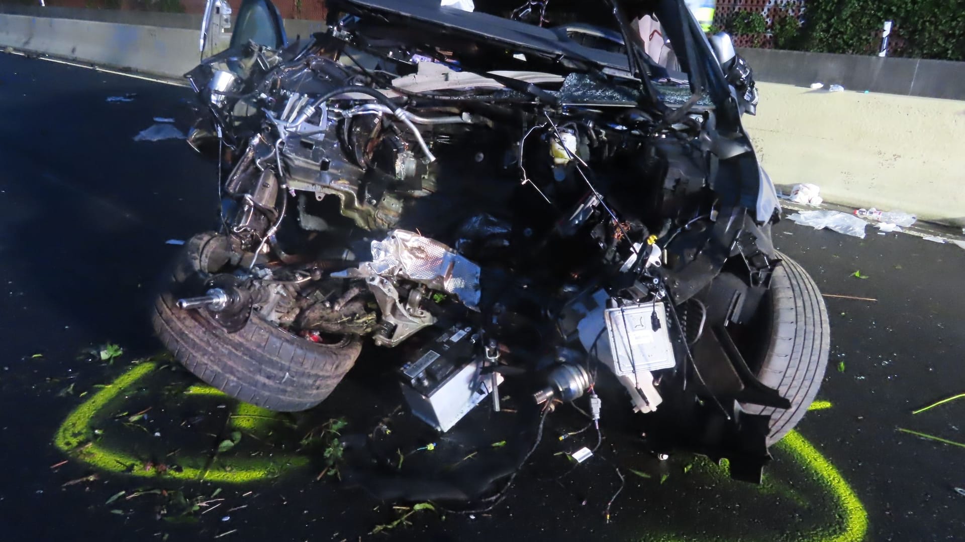 Totalschaden: Ein demolierter Pkw nach einem verbotenen Rennen auf der A46 bei Iserlohn. Totalschaden: Ein demolierter Pkw nach einem verbotenen Rennen auf der A46 bei Iserlohn.
