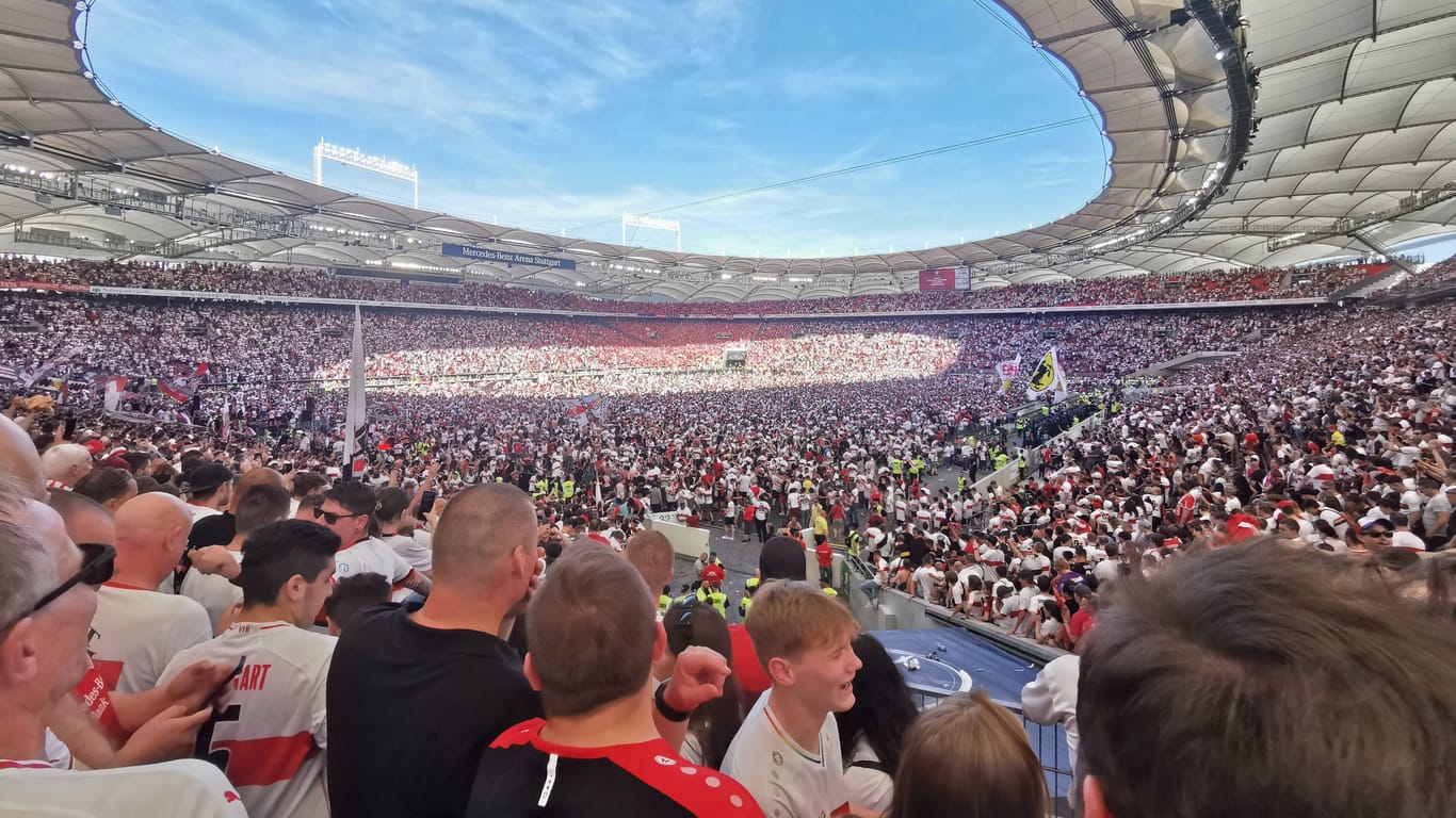 Nach dem Klassenerhalt im Mai 2022 feierten Tausende Fans auf dem Rasen in der Mercedes-Benz Arena: Szenen wie diese will der VfB in diesem Jahr verhindern.
