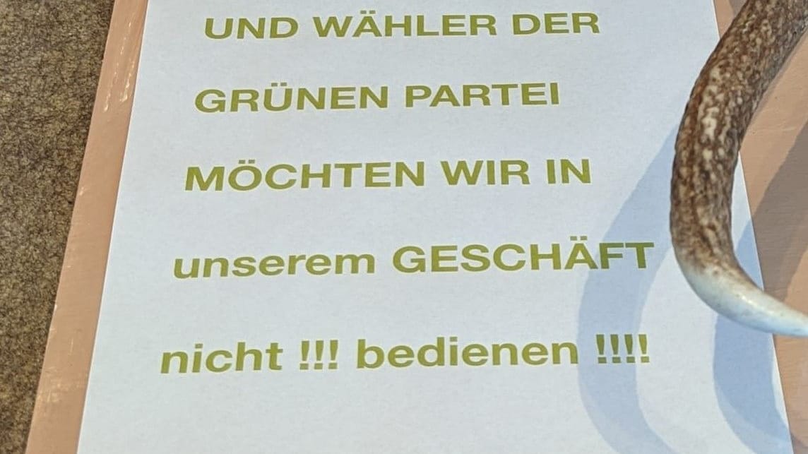 "Sympathisanten und Wähler der Grünen Partei möchten wir in unserem Geschäft nicht bedienen", heißt es auf dem Schild des Ladens am Tegernsee.