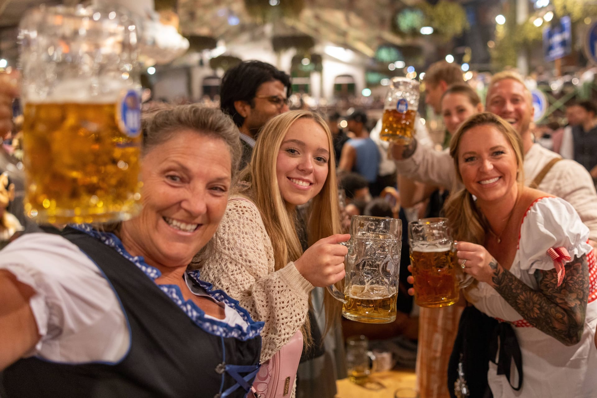 In Bayern wird angezapft (Archivbild): Die Volksfest-Saison 2023 startet.