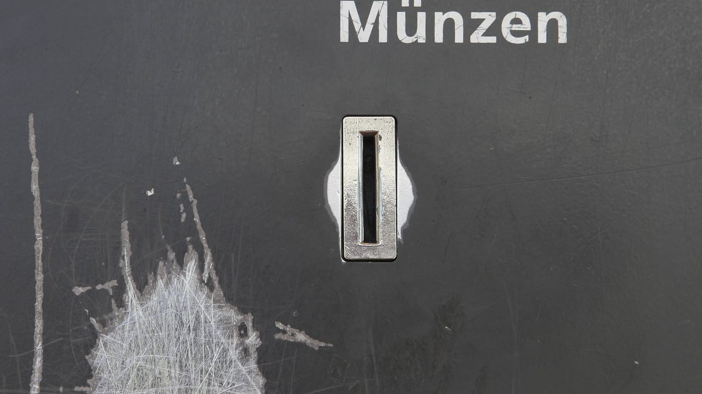 Münzautomat: Oft sind neben dem Münzschlitz eines Automaten Kratzspuren.