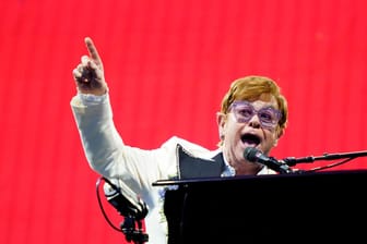 Elton John bei einem Konzert auf seiner "Farewell Yellow Brick Road"-Tour in Philadelphia (Archivbild): Der Brite hängt das Mikrofon an den Nagel.