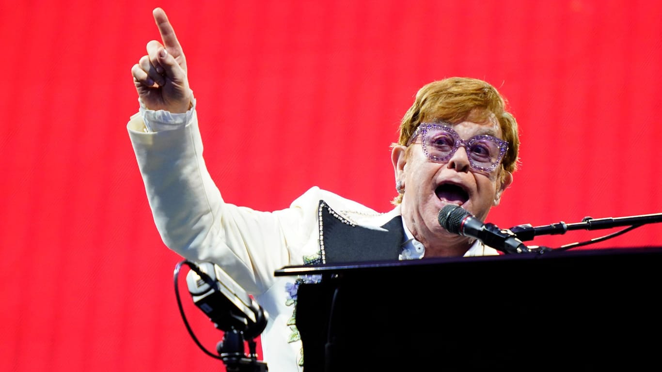 Elton John bei einem Konzert auf seiner "Farewell Yellow Brick Road"-Tour in Philadelphia (Archivbild): Der Brite hängt das Mikrofon an den Nagel.