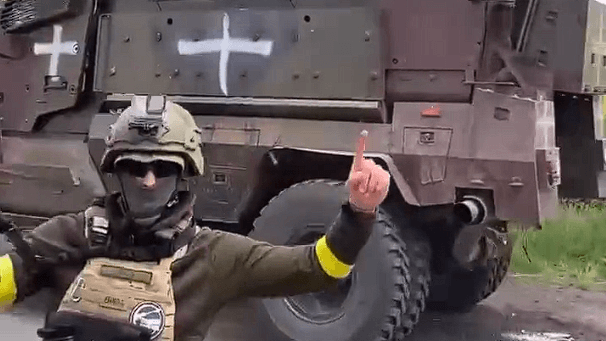 Ein mutmaßlich pro-ukrainischer russischer Kämpfer auf dem Weg nach Belgorod.