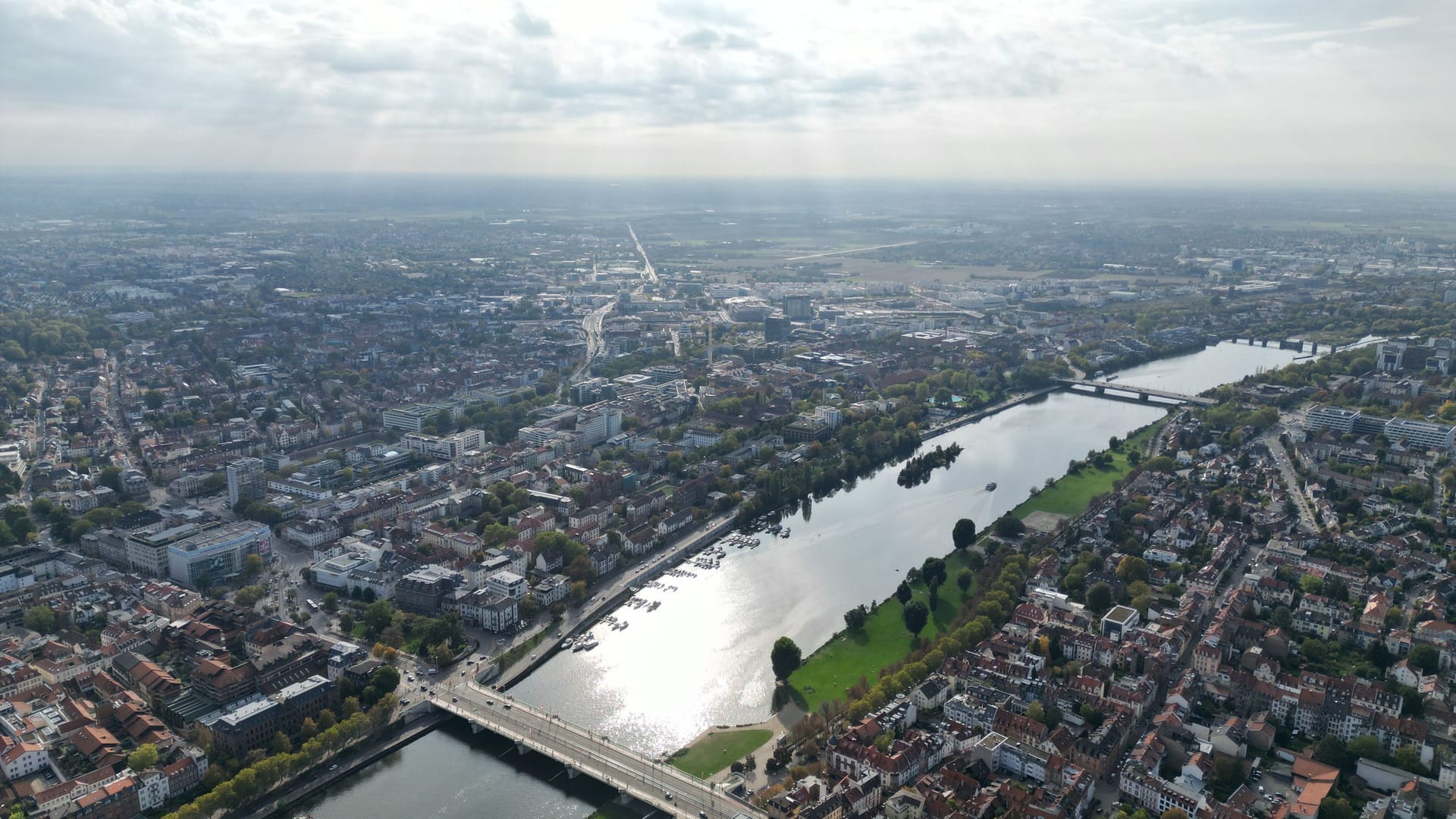 Blick über Heidelberg: Die Stadt führt das Ranking der höchsten Einkommen in Baden-Württemberg an.