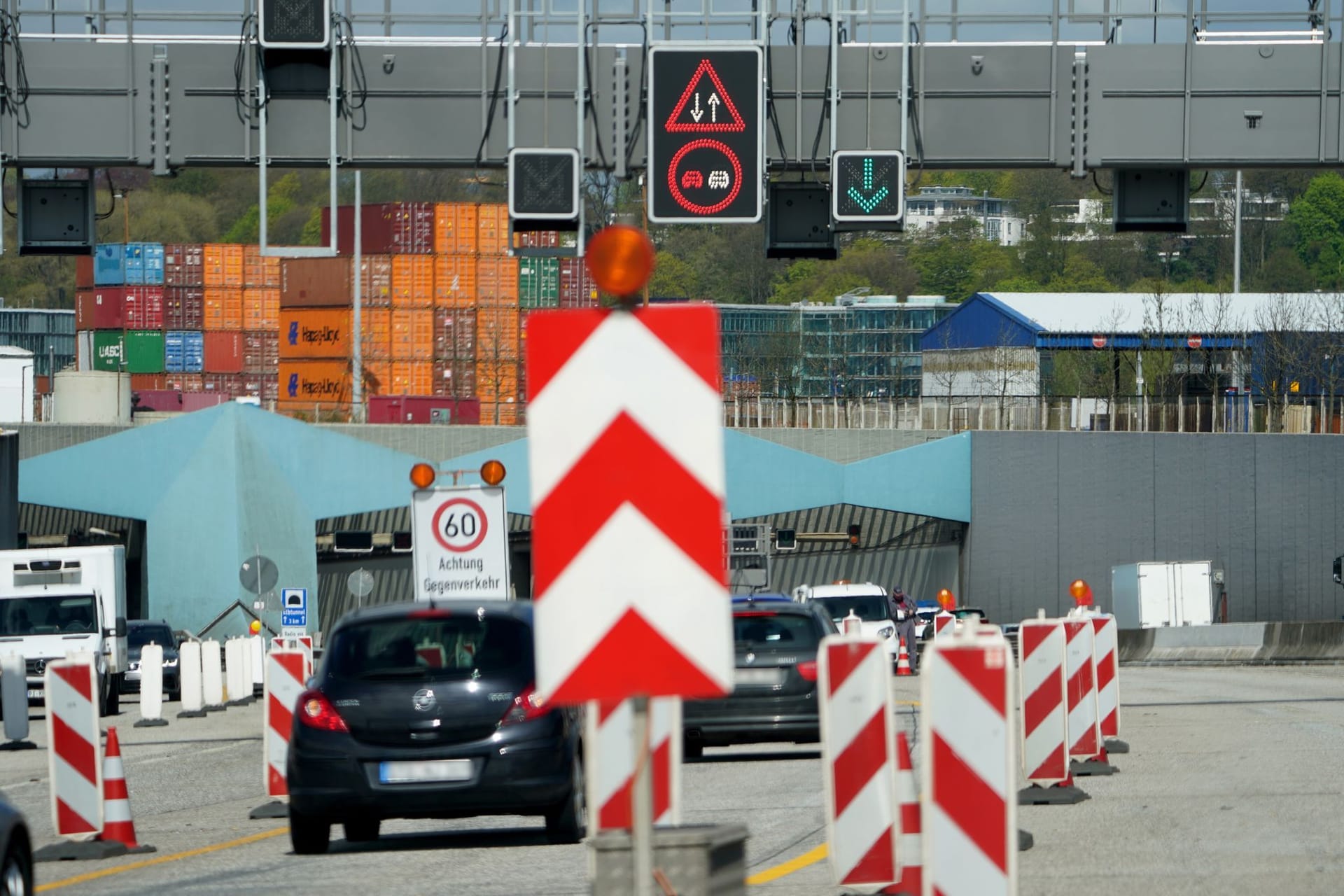 Autos fahren auf der Autobahn A7 in Richtung Norden in den Elbtunnel: Die Autobahn wurde zwischen den Anschlussstellen Volkspark und Heimfeld voll gesperrt.