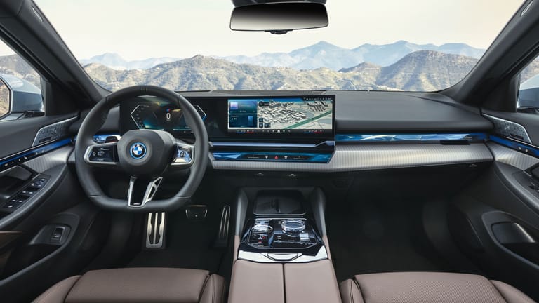 Weniger Schalter, mehr Display: BMW hat das Cockpit gründlich umgestaltet.