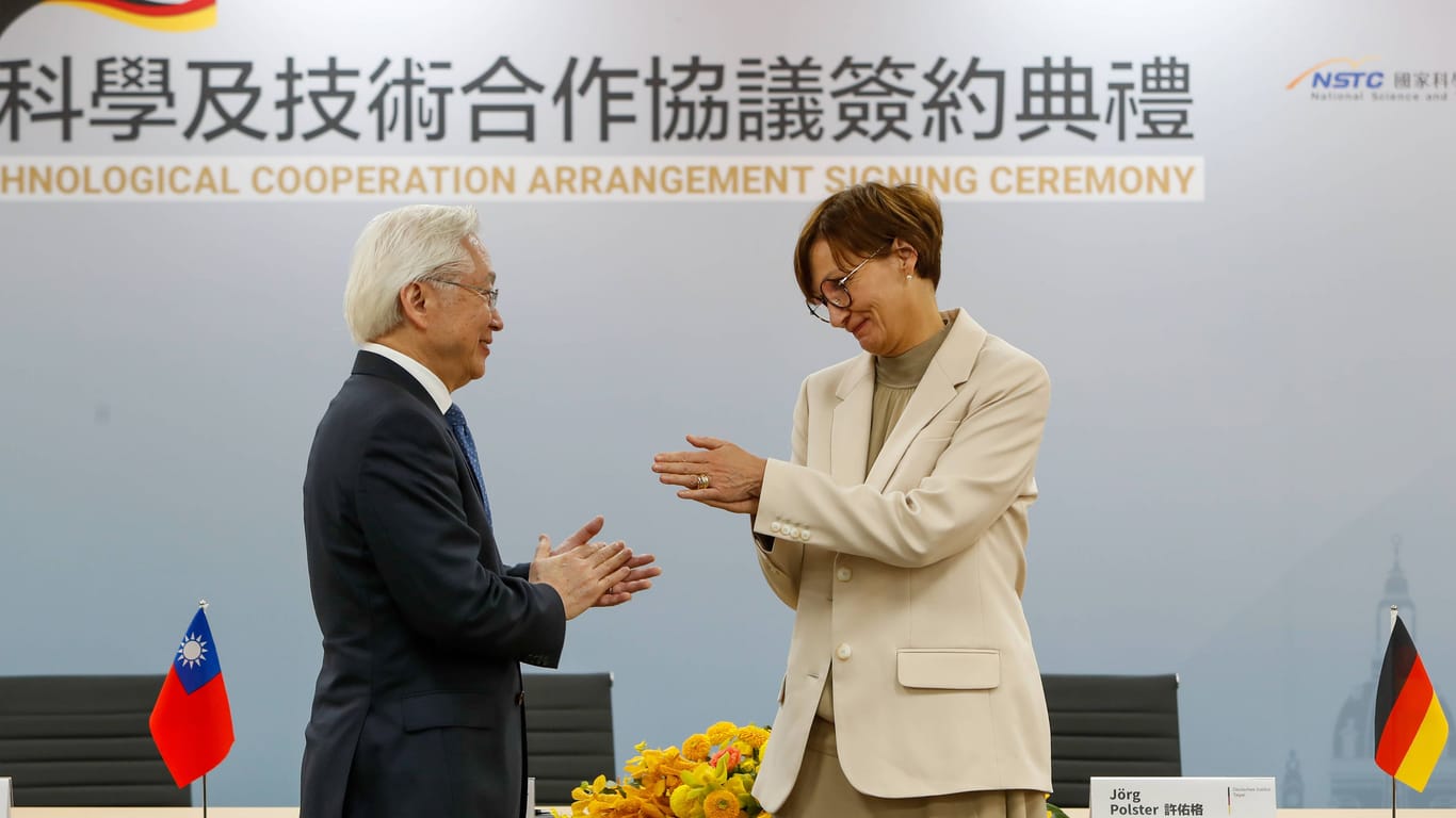Gesten der Freundschaft, während China zürnt: Bildungsministerin Stark-Watzinger mit ihrem taiwanesischen Kollegen Wu Tsung-tsong.