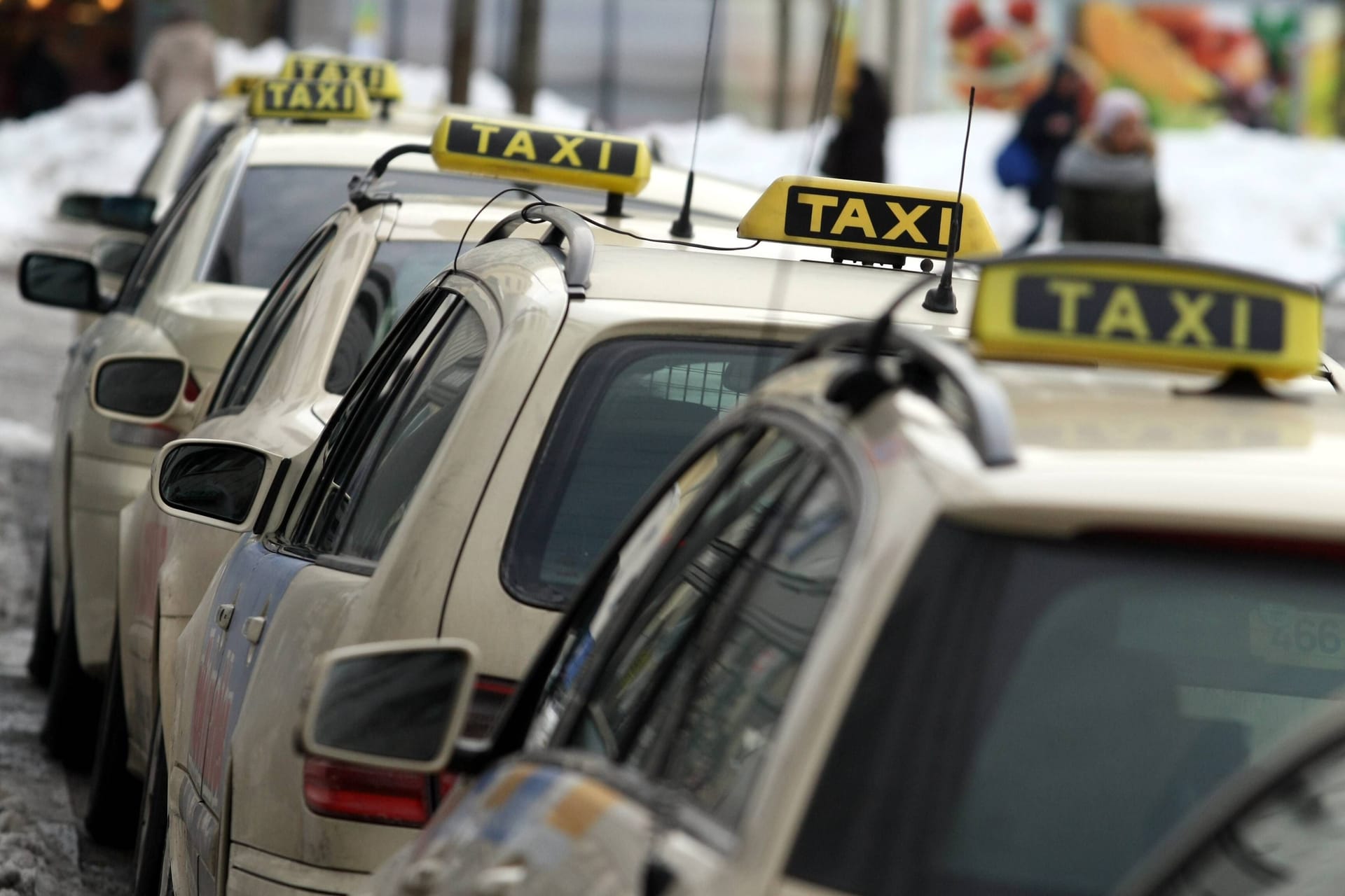 Wartende Taxis am Bahnhof Giesing in München (Archivbild): Dort lief eine Taxifahrt aus dem Ruder.