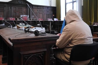 Der angeklagte Michael Osterburg sitzt im Strafjustizgebäude: Er hat ein Geständnis abgelegt.