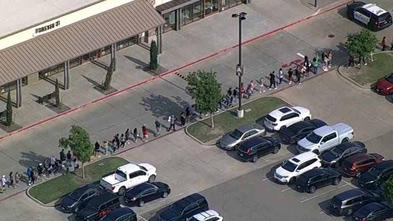 Besucher des Einkaufzentrums werden evakuiert: Ein Amokläufer schoss in Texas auf Menschen vor einem Modegeschäft.