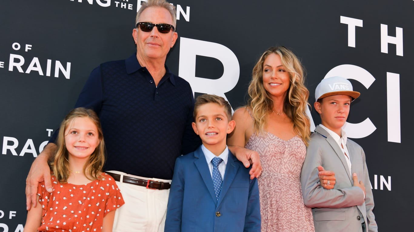 2019: Kevin Costner und Christine Baumgartner besuchten mit ihren Kindern eine Filmpremiere in Los Angeles.