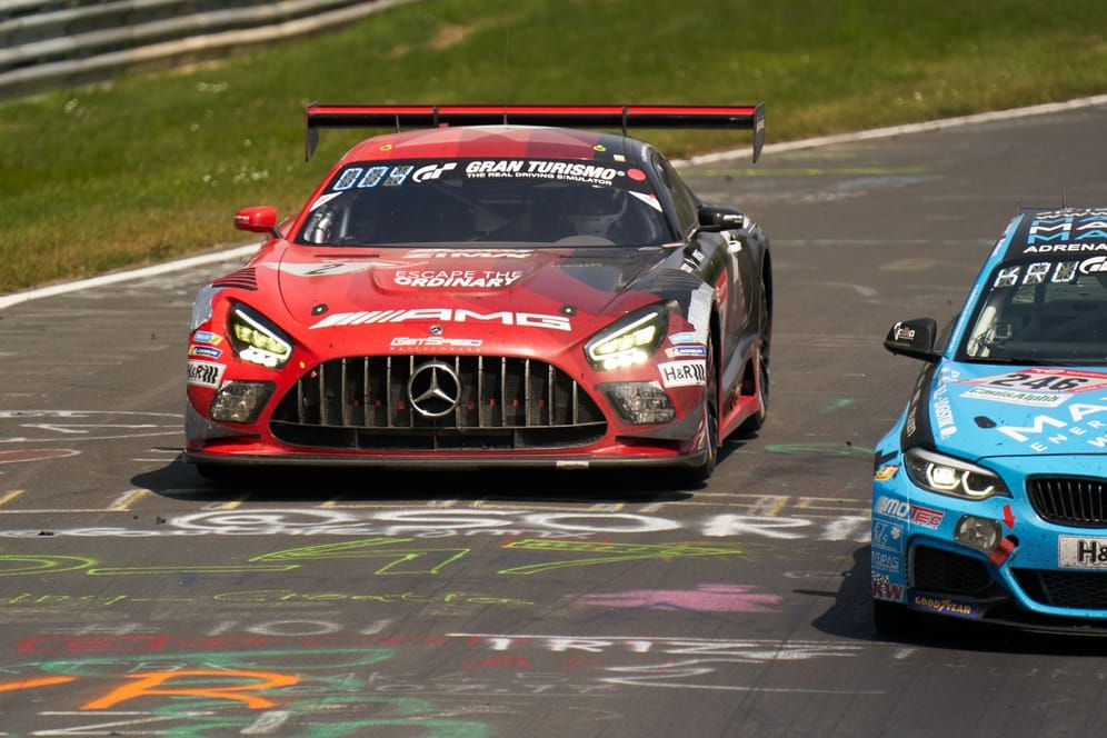 Autos beim 24-Stunden-Rennen auf dem Nürburgring: Im Rahmen der Veranstaltung kam es zu einem teuren Diebstahl.