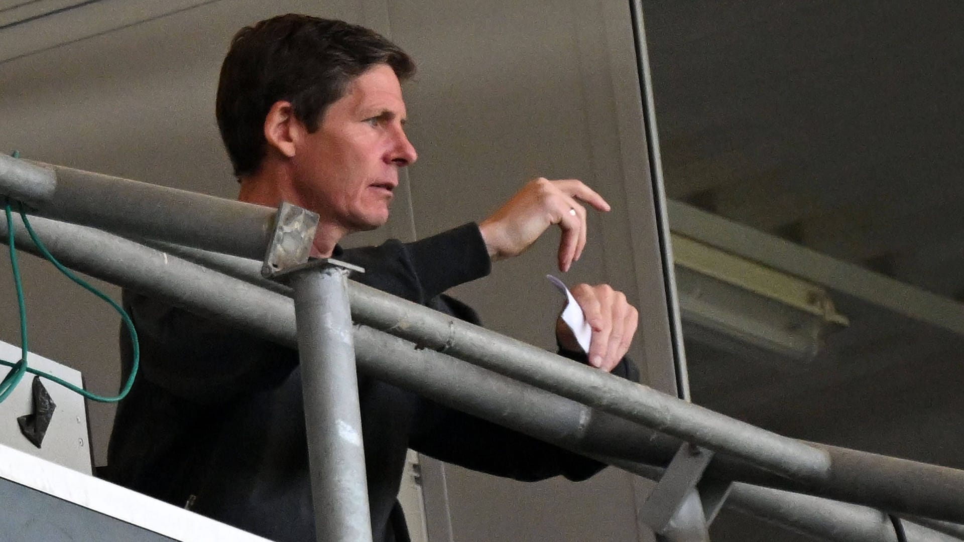 Oliver Glasner auf der Tribüne: Dort wird der Frankfurt-Coach ein weiteres Spiel verbringen müssen. Oliver Glasner auf der Tribüne: Dort wird der Frankfurt-Coach ein weiteres Spiel verbringen müssen.