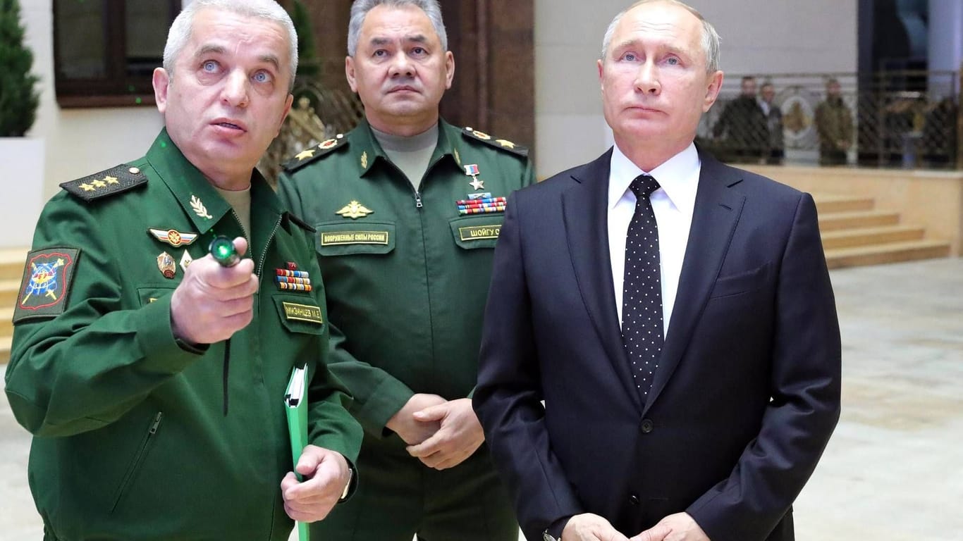 Michail Misinzew mit Verteidigungsminister Schoigu und Präsident Putin bei einer Ausstellung. Jetzt kämpft er offenbar für die Wagner-Söldner.