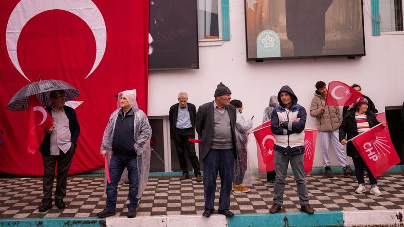 Istanbul: Anhänger der CHP versammeln sich vor einer Wahlkampfveranstaltung.