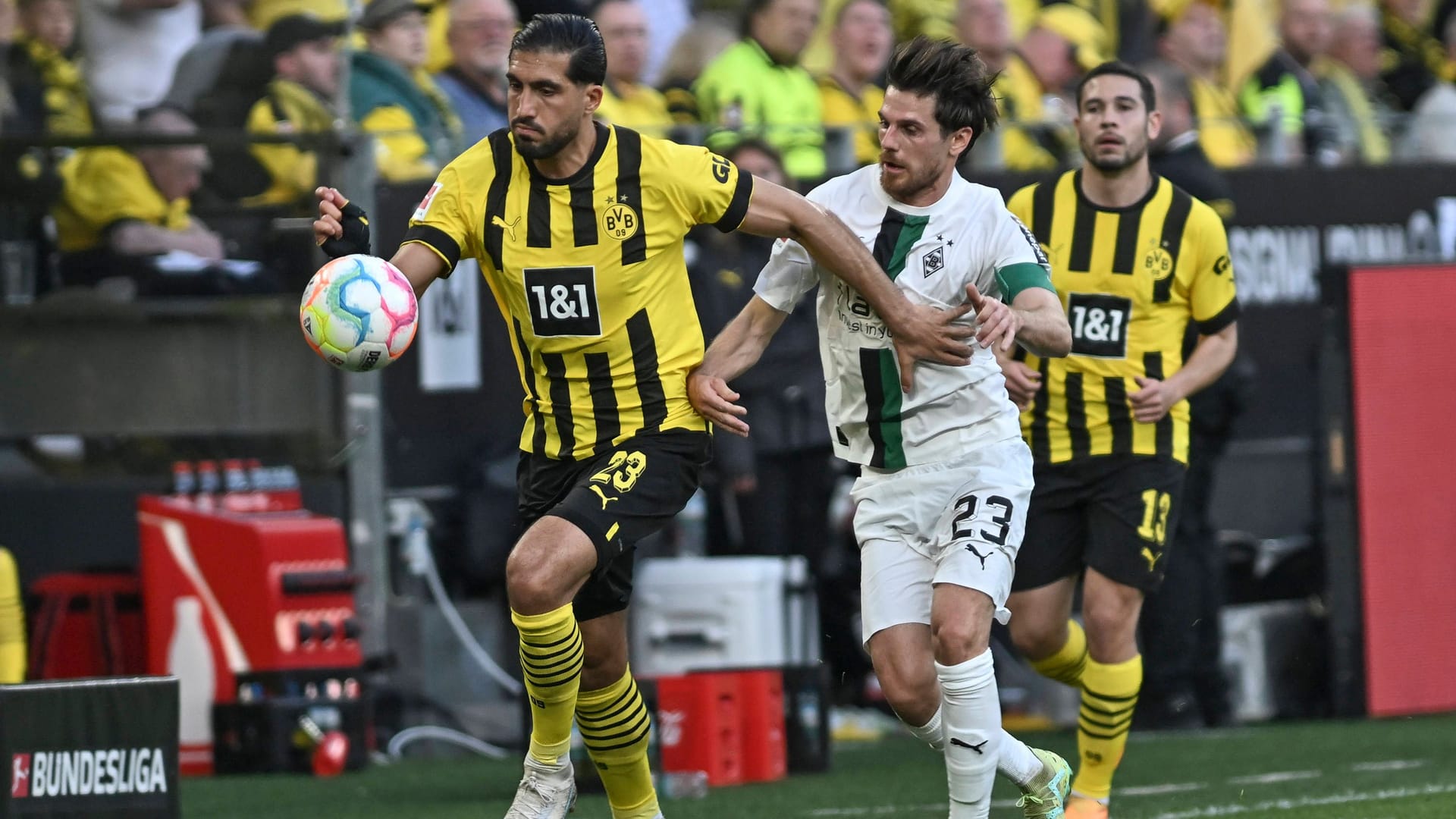 Emre Can (l.) im Duell mit Jonas Hofmann.