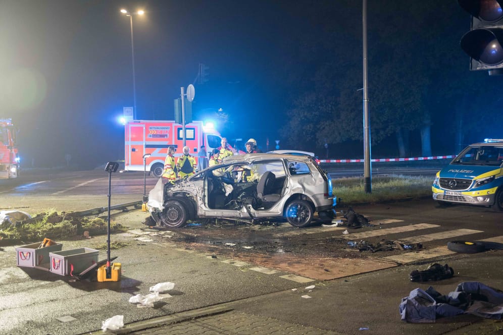 Die Kreuzung an der Neusser Landstraße: Die Insassen des Fords mussten von der Feuerwehr aus dem Auto geborgen werden.