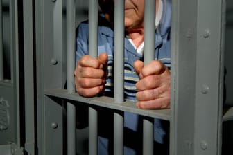 Mann hinter Gittern (Symbolbild): Wie viele Straftäter wurden 2022 abgeschoben?