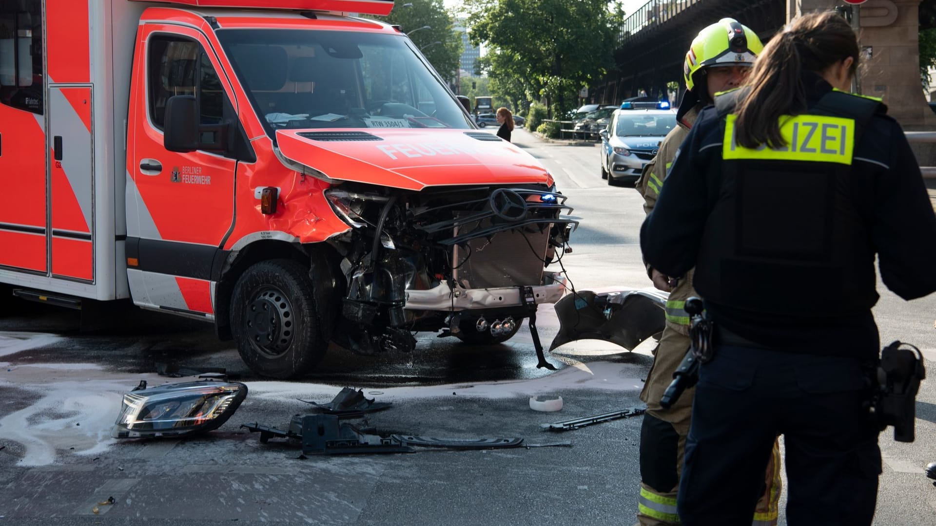 Der zerstörte Rettungswagen: Er stieß an einer Kreuzung mit einem Pkw zusammen.