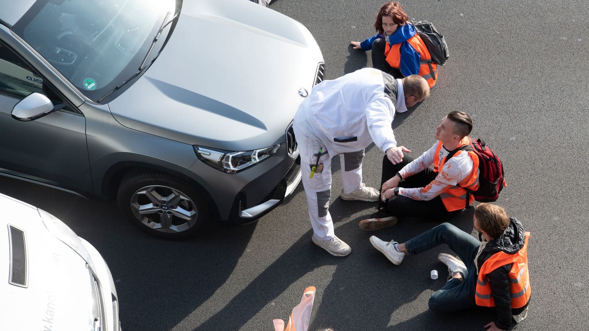 Konfrontation zwischen Autofahrer und Aktivisten in Berlin (Archivbild): Die Aktionen der "Letzten Generation" sind umstritten.