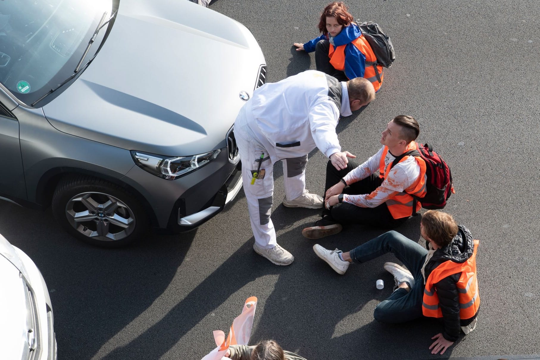 Konfrontation zwischen Autofahrer und Aktivisten in Berlin (Archivbild): Die Aktionen der "Letzten Generation" sind umstritten.