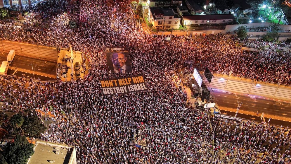 Luftaufnahme von der Demonstrationen in Tel Aviv: Ein Transparent zeigt den israelischen Ministerpräsidenten Benjamin Netanyahu samt der Aufschrift "Helft ihm nicht, Israel zu zerstören".