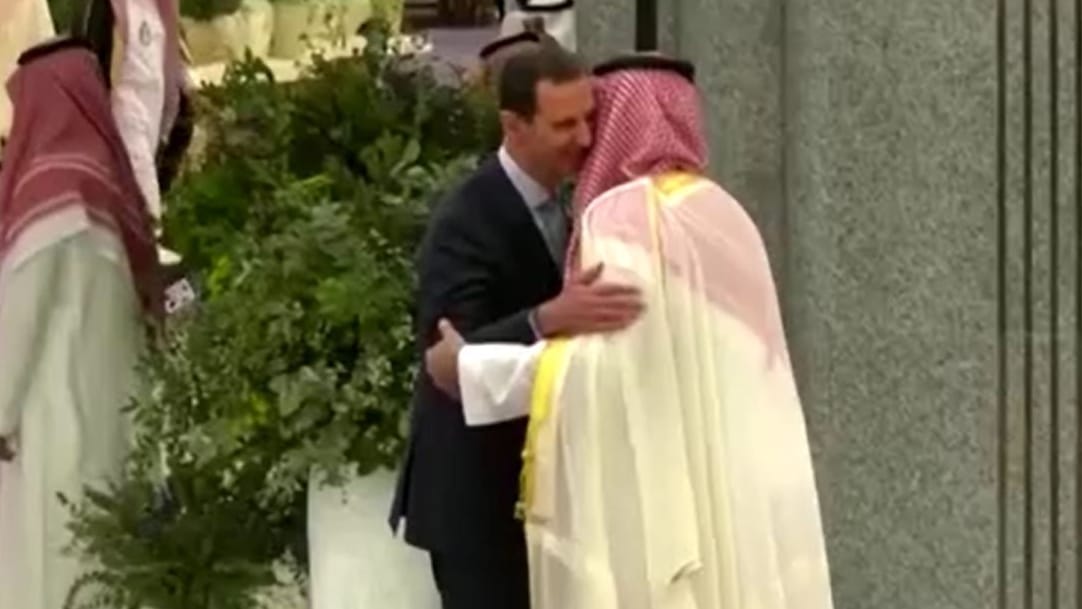 Eine bedeutsame Umarmung: Der saudische Kronprinz Mohammed bin Salman (l) und Syriens Machthaber Baschar al-Assad.