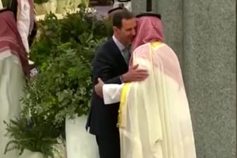 Eine bedeutsame Umarmung: Der saudische Kronprinz Mohammed bin Salman (l) und Syriens Machthaber Baschar al-Assad.