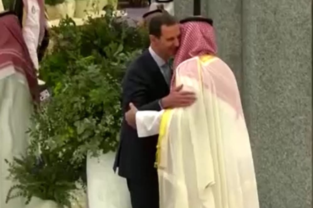 Eine bedeutsame Umarmung: Der saudische Kronprinz Mohammed bin Salman (l) und Syriens Machthaber Baschar al-Assad.