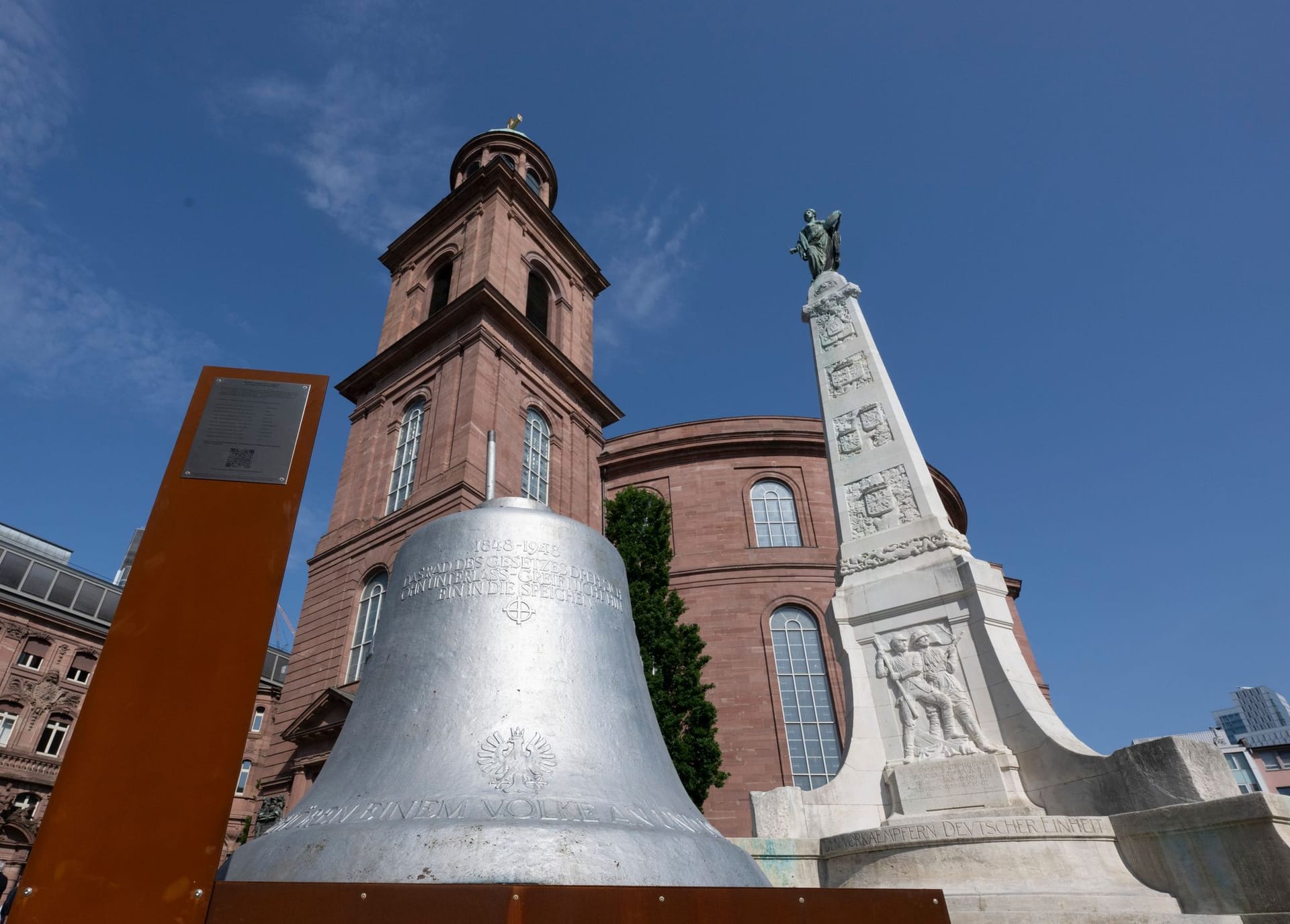 Jahrhundertglocke vor der Paulskirche