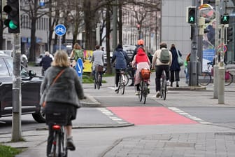 Radfahrer fahren durch München (Symbolbild): In der Boschetsrieder Straße in München entstehen nun neue Fahrradwege, die heftig diskutiert werden.