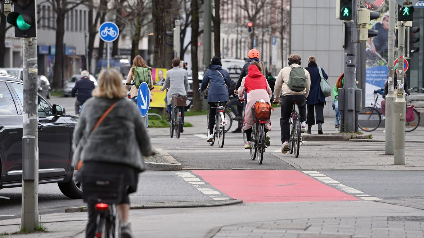Radfahrer fahren durch München (Symbolbild): In der Boschetsrieder Straße in München entstehen nun neue Fahrradwege, die heftig diskutiert werden.