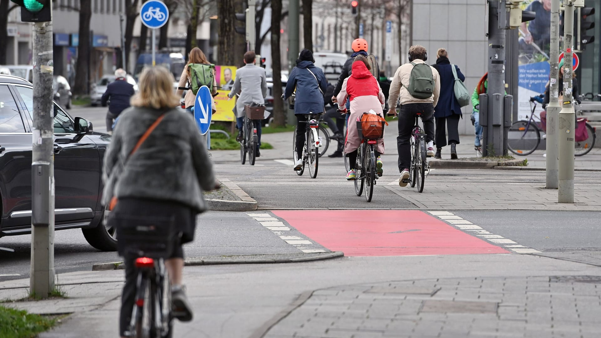 Radfahrer fahren durch München (Symbolbild): In der Boschetsrieder Straße in München entstehen nun neue Fahrradwege, die heftig diskutiert werden.