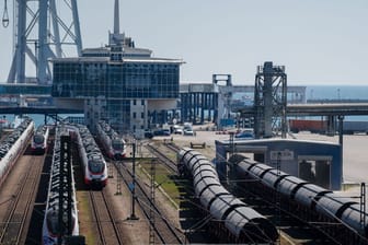 Züge stehen vor dem Hafen in Mukran: Hier soll ein LNG-Terminal entstehen.