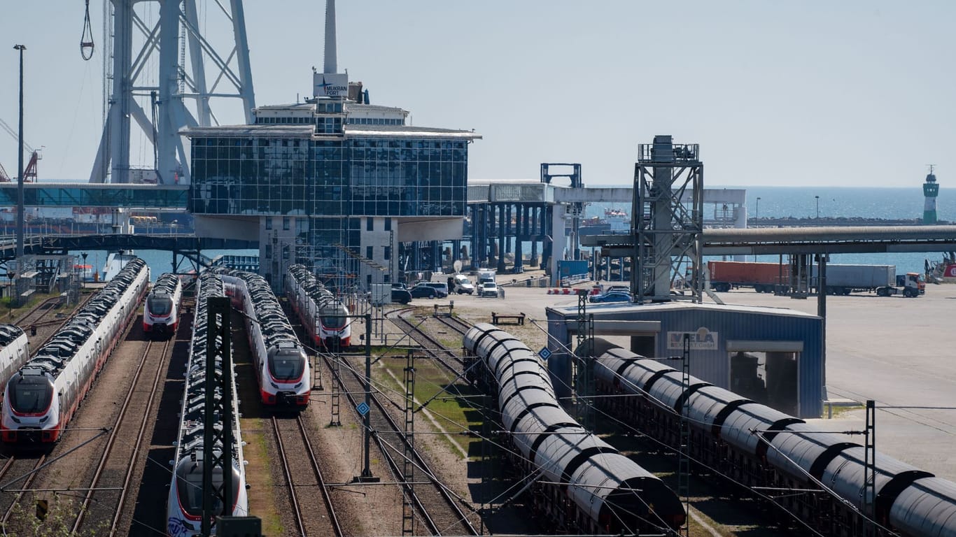 Züge stehen vor dem Hafen in Mukran: Hier soll ein LNG-Terminal entstehen.