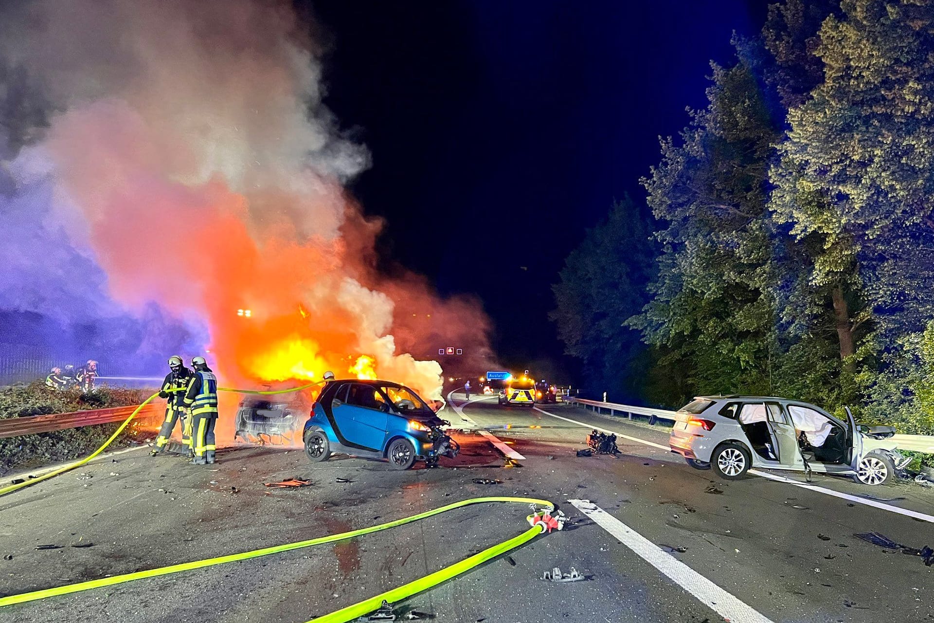 Dramatische Szenen auf A43: Die Feuerwehr rückte mit einem Großaufgebot an.