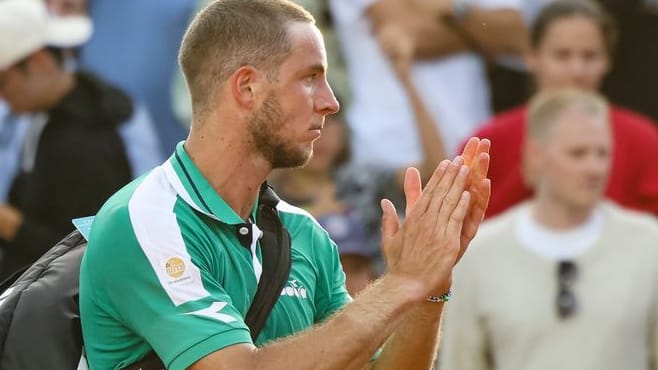 Jan-Lennard Struff verlässt enttäuscht den Platz: Schon in der ersten Runde der French Open war für ihn Schluss.