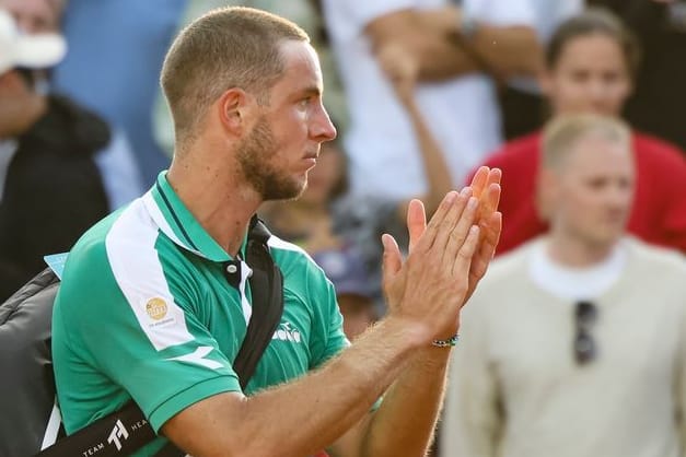 Jan-Lennard Struff verlässt enttäuscht den Platz: Schon in der ersten Runde der French Open war für ihn Schluss.