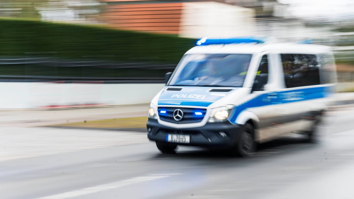 Polizeiauto in Berlin (Symbolbild): Am Mittwoch haben zwei Männer einen dritten angegriffen.