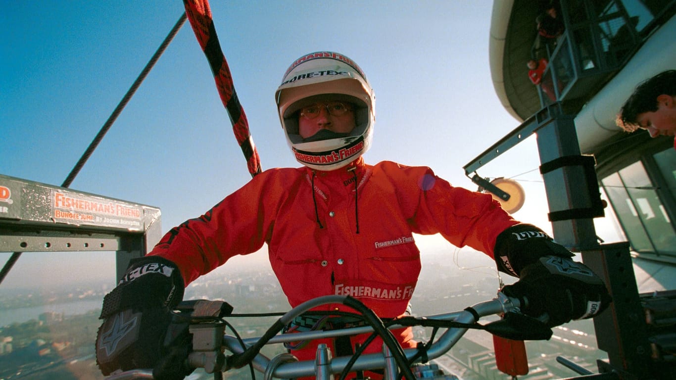 Jochen Schweizer vor einem Bungeesprung mit dem Motorrad im Jahr 1997 (Archivbild): Der Stuntman stellte in seinem Leben mehrere Rekorde auf.