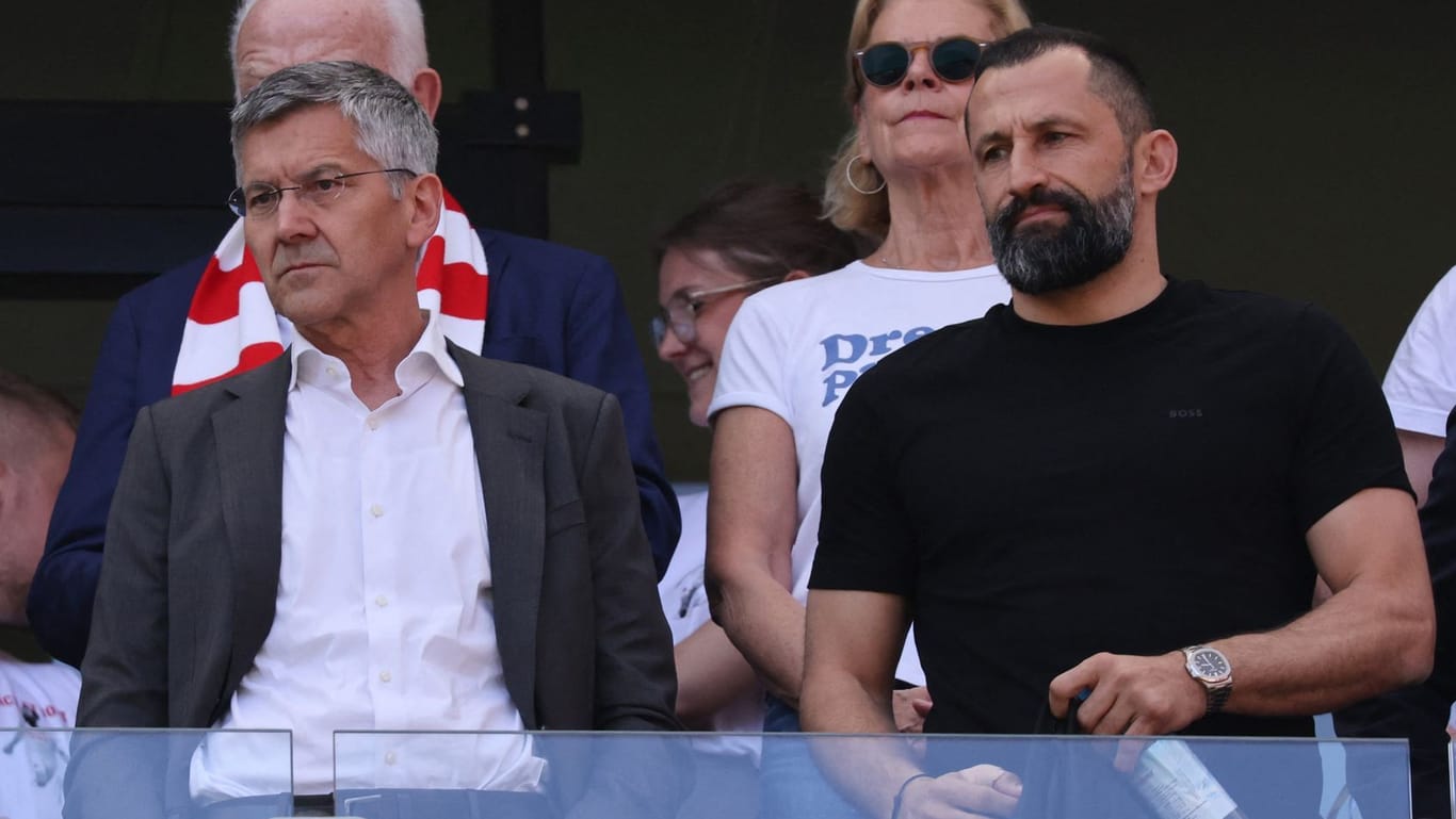 Ohne Vorstandsboss: Bayern-Präsident Hainer (li.) und Sportvorstand Salihamidžić während der Partie beim 1. FC Köln.