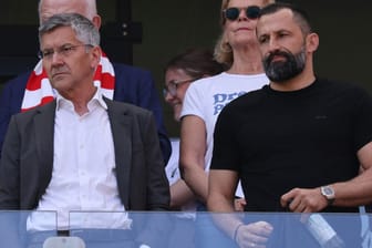 Ohne Vorstandsboss: Bayern-Präsident Hainer (li.) und Sportvorstand Salihamidžić während der Partie beim 1. FC Köln.