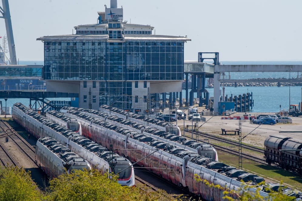 Züge stehen vor dem Hafen in Mukran (Archivbild): Entsteht hier ein Flüssigerdgas-Terminal?