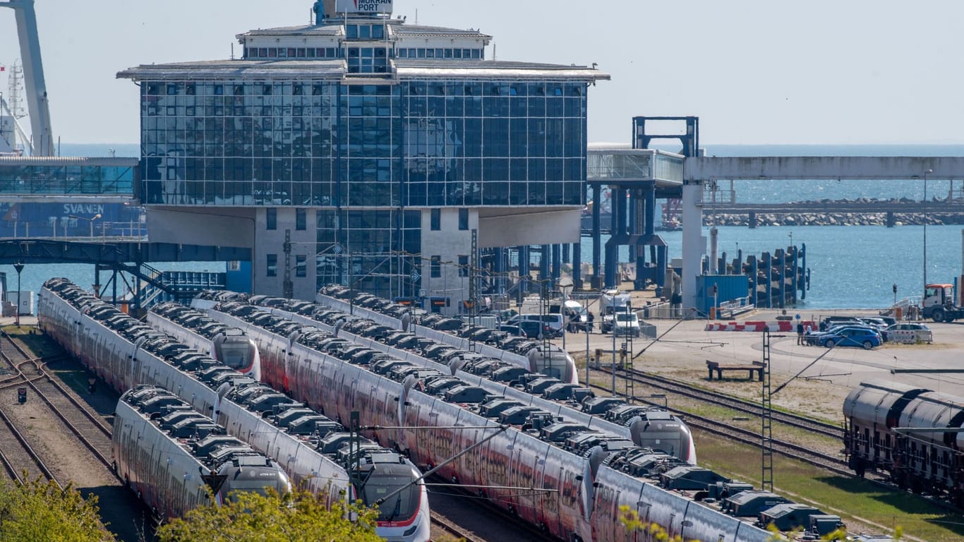 Züge stehen vor dem Hafen in Mukran (Archivbild): Entsteht hier ein Flüssigerdgas-Terminal?