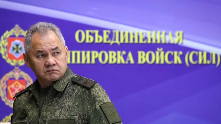 Russlands Verteidigungsminister Sergej Schoigu steht nach weiteren Rückschlagen an der Front in der Ostukraine unter Druck.